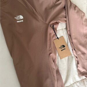 THE NORTH FACE X SKIMS DOTKNIT
LONG SLEEVE TOP I SIENNA -
SIENNA/ L × 1